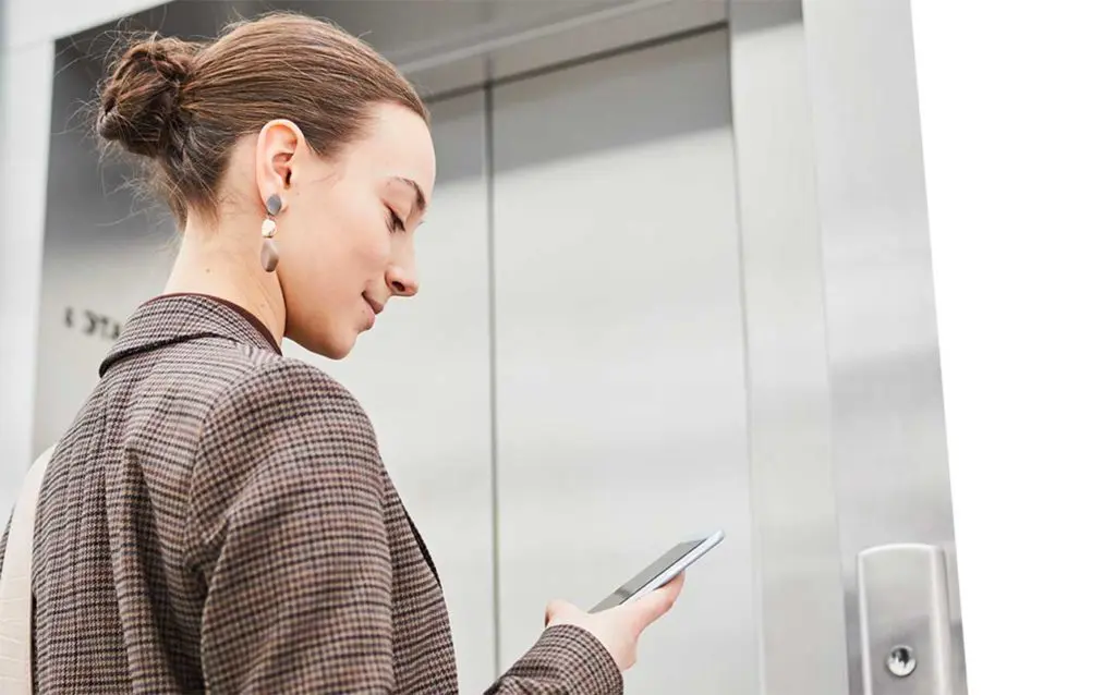 Femme consultant son smartphone