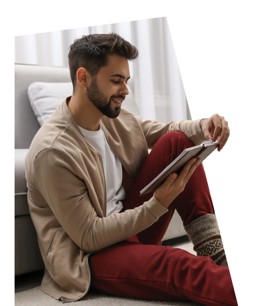 Homme assis consultant sa tablette