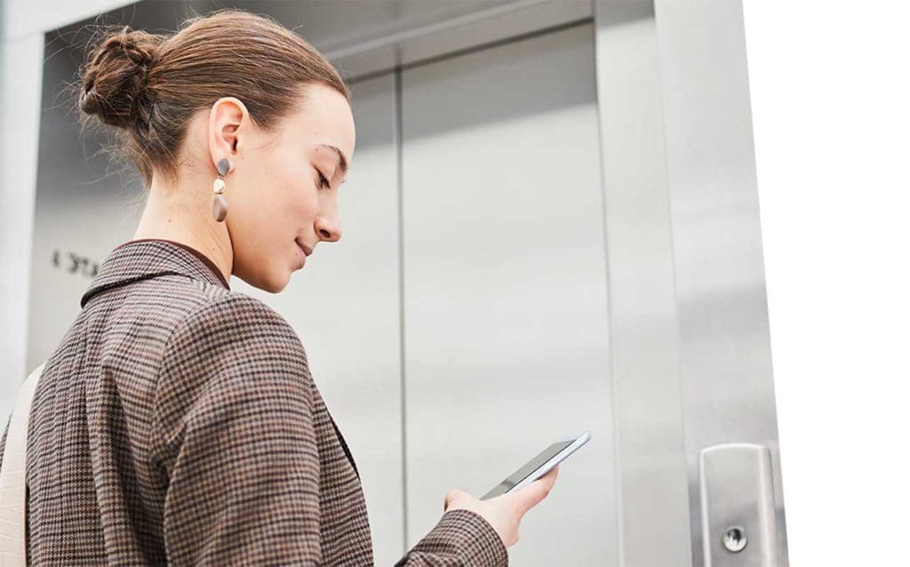 Femme consultant son smartphone